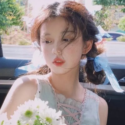 穿风信子蓝的少女